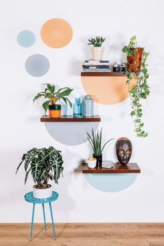 Vase en verre coloré bleu Shelving Units, Decor Home Living Room, House Interior Decor, Home Design Decor, Diy Wall Decor, Home Decor Bedroom