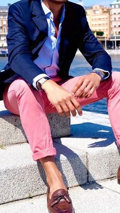 Mens Colored Pants, Pink Chinos, Blazer Outfits Men, Preppy Mens Fashion, Preppy Men, Outfit Pink, Brown Shoes, Mens Fashion Suits, Pink Pants