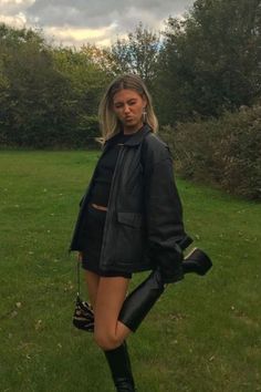 Moda Grunge, White Sneakers Outfit, Rok Outfit, Rock Outfit, Miniskirt Outfits, Leather Jacket Outfits, Looks Black, Skirt Mini