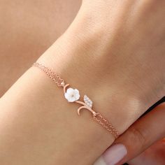 The magnolia-like flower on the bracelet is made of original mother-of-pearl stone. The mother-of-pearl stone represents power, grace and abundance. In addition, proximity to the mother-of-pearl stone has many benefits in energy. The two-stranded bracelet design that combines mother-of-pearl stone with the bracelet represents the journey of life and the elegance of women. It has a design that you will always carry with you in your daily life, on an important date, on the beach or at a great part Bracelet Flower, Gift Valentines Day, Pearl Stone, Sterling Silver Bracelet, Rose Gold Color, 925 Sterling Silver Earrings, Bridesmaid Gift, Gold Style, Silver Bracelets