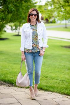 Style Light Wash Jeans, Dress Up Jeans, Black White Outfit, White Jean Jacket, White Denim Jacket, Trendy Swimwear