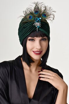 Get ready to channel your inner flapper with this classic turban hat. This simple and elegantly designed wrap will be the finishing touch to your 1920s style looks. Features: Pleated design Detachable peacock feathers Head circumference: 24.8'' / 63 cm Shiny sequins 1920s Fashion Party, Look Gatsby, Flapper Outfit, 1920s Headband, Flapper Headpiece, Gatsby Themed Party, Flapper Costume, 1920s Style, 1920s Flapper