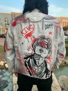 Spray Painted Jacket, Jacket Back Painting, Back Of Jacket Design, Custom Clothes Men, Spray Paint Jacket, Spray Paint On Clothes, Painted Jacket Ideas, Spray Paint Clothes, Graffiti Outfit