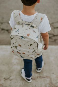 Présentant le mignon petit sac-à-dos Menoum Menoum ! Adapté aux enfants de 2 à 5 ans, idéal pour la garderie et les petites sorties de votre explorateur ! Pour l'utiliser en préscolaire, renseignez-vous auprès de votre école sur les exigences de taille des sacs pour la maternelle, car elles varient. Dimensions du sac : 13'' X 10'' X 4'' (voir la dernière photo pour un meilleur visuel) Descriptions du produit : Capacité de rangement de 11 litres Plusieurs pochettes, dont une parfaitement adaptée à nos petites bouteilles thermos Revêtement imperméable, parfait pour les petits explorateurs Sangles amovibles pour un meilleur ajustement Certifié Standard 100 by Oeko-Tex Âge recommandé : 2+ Conçu au Canada, fait en Chine ----------------------------------------------------------- Introducing Men School Must Haves, Grid Patterns, Rain Suits, Native Shoes, Rain Pants, Diaper Bag Backpack, Boot Accessories, Tea Collection, Snow Pants