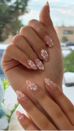 Beachy Wedding Nails, Nails With Seashells, Nail Ideas For Wedding Bridesmaid, Beach Inspo Nails, Cute Beach Nail Ideas, Almond Nail Designs Trending Now Summer, Flower Acrylic Nails Designs, Summer Nails For Vacation, Nail Ideas Pink And White