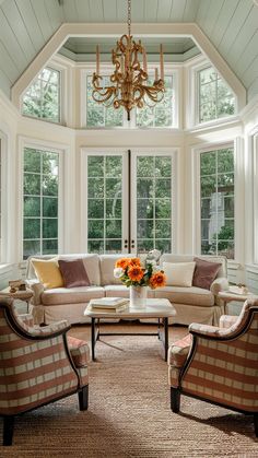 An image of a sunroom, shared as a guide featuring various sunroom decorating tips. Sunroom Ceiling Ideas, Traditional Sunroom, Sunroom Decorating Ideas, Sunroom Inspiration, Four Season Sunroom, Four Seasons Room, Sunroom Ideas, Well Design, Sunroom Decorating