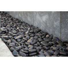 the black rocks are lined up against the wall