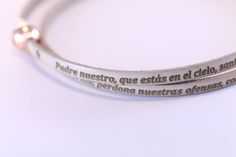 "La Oración del Padre Nuestro está inscrita con láser en nuestras pulseras de tres vueltas hecho de genuina cuero italiano. No se borrará como las versiones pintadas! La pulsera está acabada con nuestro exclusivo y fuerte cierre magnético y estampado \"Anima\" e \"Italia\". Cierre y amuletos son de bronce con una gruesa capa de chapado en oro rosa de 24k italiano. 100% libre de níquel Color en la primera foto \"Beige\". Elija un color en el menú desplegable. ¡Ahora ofrecemos \"Elige los charms\" Lord's Prayer, Teddy Bear Doll, Bracelet Charm, In Spanish, Charm Bracelets, Leather Bracelet, Silver Bracelet, Jewelry Bracelets, Charms