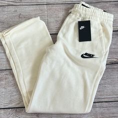 New, With Tags Color: Whiteish Yellow Size: Xl Sku: Av4265-133 Nike Fits, Nike Clothes, Gymwear Outfits, Cute Nike Outfits, Big Men Fashion, Nike Bottoms, Nike Boys, White Nike, Simple Trendy Outfits