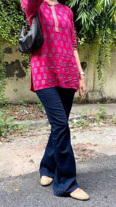 Short Kurtis For Jeans Fashion, Short Kurti With Jeans Outfit, Kurta Poses, Tops Stitching, Kurti With Jeans, Modest Girly Outfits, Boundaries Quotes, Casual Trendy Outfits