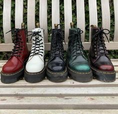 Doc Martens Style, Martens Style, Doc Martens Boots, Alternative Grunge, Dr Martens Boots, Mode Casual, Aesthetic Shoes, Style Looks, Alternative Rock