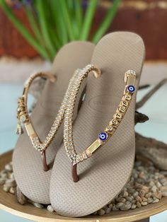 Bling Flip Flops, Decorating Flip Flops, Diy Sandals, Diy Slippers, 70s Inspired Fashion, Shoes Hack, Bracelets Handmade Diy, Jewelry Education, Crochet Hair Accessories