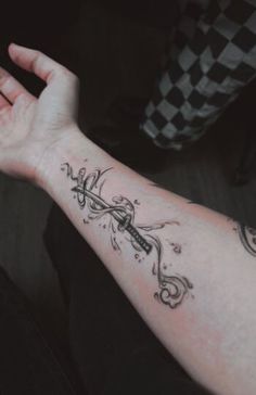 Demon Slayer Tattoo Ideas Rengoku, Demon Slayer Leg Tattoo, Demon Slayer Simple Tattoo, Wisteria Tattoo Demon Slayer, Demon Slayer Swords Tattoo, Anime Tattoo Demon Slayer, Nezuko Vine Tattoo, Rengoku Tattoo Ideas, Small Demon Slayer Tattoo