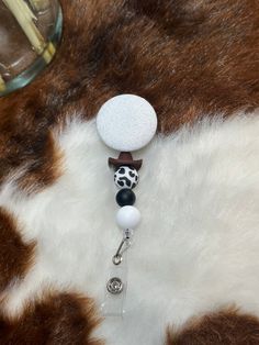 -Retractable beaded western badge reel featuring a cowboy hat focal bead  - white sparkle button  - Swivel alligator clip that turns 360 degrees  - Makes a great gift for any healthcare workers, teachers, students, volunteers, and more!! Handmade Adjustable White Badge Reel, Adjustable White Badge Holder As A Gift, Nurse Badge Holders, Chapeau Cowboy, Nurse Badge Reel, Nurse Badge, Retractable Badge Reel, Cow Boy, Id Holder