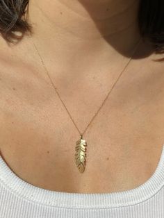 High quality 14k solid gold feather pendant and necklace. Made sturdy and beautiful. Approx Weight: 2.83gr This item is made with 14k Solid Gold which means it is real gold, not plated or filled. It will not tarnish and continue to be beautiful for a lifetime. Have a question? Don't see your size? Send us a message! ✔ 14-Day No Questions Asked Returns! ✔ Gift Box Packaging with Every Order ✔ High Quality Items ✔ Fast Shipping All items are created with Real & Solid 18k/14k/10k gold or 925 sterli Feather Pendant Necklace, Eagle Feathers, Large Feathers, Chain Diamond, Gold Eagle, Feather Necklace, Gold Feathers, Gift Box Packaging, Feather Pendant