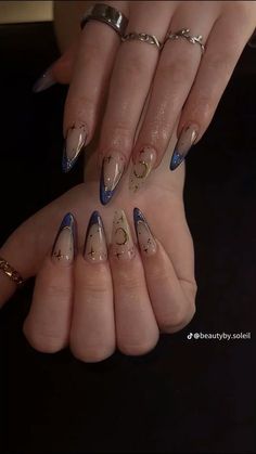 Super Long Almond Nails, Almond Nails Hoco, Cool Art Nails, Blue Gold And Black Nails, Formal Nails Blue Dress, Dark Blue Nails With Flower Design, White Blue Gold Nails, Navy Nail Ideas Dark Blue, Blue Nails Asthetics