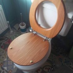 a wooden toilet seat with the words dobra zmiana written on it in spanish