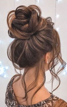 Looking for hairstyles that can accommodate any vibe or event? If so, messy bun hairstyles are definitely for you. Messy buns not only look great no matter how you wear them, but they are also a Cute Bun Hairstyles, Sanggul Modern, Easy Hair Updos, Up Dos For Medium Hair, Classy And Elegant, High Bun, Look Classy, Elegant Hair, Messy Bun Hairstyles