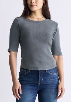 The women’s Tabbey top will quickly become a wardrobe staple. With its slim fit, elbow-length sleeves, round neckline, decorative stitching and side slits, this model will remain timeless. Mid Waist Jeans, Decorative Stitching, Ribbed Top, Elbow Length Sleeve, Outerwear Sweater, Tee Dress, Sweater Blouse, Sweater And Shorts, Jeans Dress