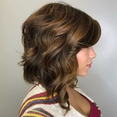 Coiffures courtes pour dames | Top 20 coupe magnifiques coiffures inversées de Bob 👰👰👰 voir toutes les coupes dans le premier commentaire👇👇👇 | Facebook Long Inverted Bob, Bob Riccio, Inverted Long Bob, Inverted Bob Haircuts, Inverted Bob Hairstyles, Wavy Bob Haircuts, Classy Hairstyles, Stacked Bob Haircut, Bob Hairstyles For Thick