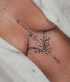 Tatuaje underboob en fine line, black work ornamental.
Tatuaje minimalista en el pecho en línea fina 

@capinksa Ear Tattoo Ideas, Horoscope Tattoos, Sternum Tattoo, Line Work Tattoo, Discreet Tattoos