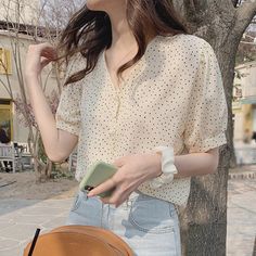 Trendy Short Sleeve Tops With Polka Dot Pattern, Trendy Polka Dot Short Sleeve Tops, Casual Polka Dot Shirt, Casual Polka Dot V-neck Blouse, Spring Short Sleeve Polka Dot Shirt, Casual Polka Dot Shirt For Summer, Normal Outfits, Elegant Fashion Outfits, Wardrobe Fashion