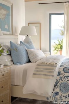 Miami Bedroom, White Picket Fence Ideas, Picket Fence Ideas, Modern Coastal Bedroom Ideas, Coastal Neutral, Coastal Bedroom Ideas, Terrace Room, Modern Coastal Bedroom, Organic Modern Living Room