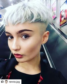 Der Edgar Cut mit Baby Bangs ist eine verspielte und coole Variante für Frauen. Diese Frisur bietet viel Spielraum für Kreativität und Individualität. Kombinieren Sie die scharfen Linien des Edgar Cuts mit dem weichen Look von Baby Bangs für einen einzigartigen Stil. Ideal für Frauen, die ihre Persönlichkeit durch ihre Frisur ausdrücken möchten. Mit dem richtigen Styling wird dieser Look zum absoluten Highlight Ihres Haartrends! Baby Bangs, Bangs