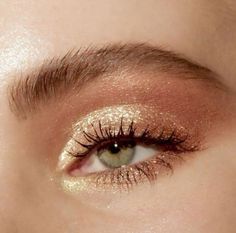 Prom Eye Shadow, Glowy Shimmery Makeup, Gold Eye Shadow Makeup, Summer Evening Makeup, Smoky Gold Eye Makeup, Green Eye Eyeshadow, Glowy Eye Makeup, Shimmery Makeup Looks, Evening Makeup Looks