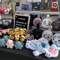 Crochet Stall Display Ideas, Crocheting Plushies, Crochet Market Setup, Learn Crochet Beginner, Market Crochet, Crochet Craft Fair, Craft Market Display, Crochet Store, Crochet Market