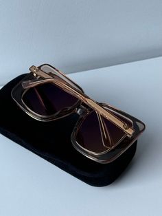 Dale un toque de lujo a tu look con las gafas de sol cuadradas extragrandes Gucci GG1314S. Elaboradas con lentes espejados color champán, estas gafas de sol ofrecen un llamativo marco de color rosa champán con detalles dorados, lo que las convierte en un accesorio ideal para una fashionista. El diseño liviano garantiza la máxima comodidad y estilo, perfecto para un día soleado. 




 Gafas de sol Gucci GG1314S 005.

 Forma cuadrada de gran tamaño.
 Protección 100% UVA y UVB.
 Tamaño de ojos de 55 mm. Tamaño del puente de 19 mm. Tamaño de patillas de 140 mm.
 Hecho en Italia.
 Viene con un estuche rígido de terciopelo en tonos joya de Gucci, una bolsa de satén, un paño de limpieza y tarjetas.
 100% auténtico y sin uso. Champagne Mirror, Satin Pouch, Sunglasses Oversized, Champagne Pink, Color Frame, Dolce & Gabbana, Color Rosa, Square Shape, Mozambique