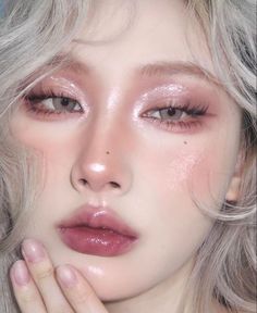 Glittery Makeup Looks, Membentuk Alis, Angel Makeup, Asian Makeup Looks, Ootd Instagram, Doll Eye Makeup, Ethereal Makeup, Fancy Makeup