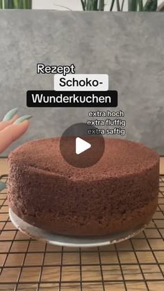 LOVELYN CAKE on Instagram: "✨•••Rezept: Schoko-Wunderkuchen•••✨

Einen wunderschönen 🤎

Schoko Liebhaber aufgepasst! Ihr wollt einen hohen, fluffigen und saftigen Kuchen? Dann ist das Rezept genau das richtige für euch!

Ihr könnt den Kuchen auch für mehrstöckige und Motiv Torten verwenden -unbedingt abspeichern und ausprobieren- 💪 

DAS IST NEXT LEVEL, VERSPROCHEN 🤞🏼! 🔝
Du magst Vanille lieber, dann schau auf meiner Seite vorbei, das Rezept für den Vanille-Wunderkuchen ist bereits online. 💛

Gerne LIKEN | TEILEN | SPEICHERN |
KOMMENTIEREN | FOLGEN | 🤍

Im Video habe ich zwei 18er Springformen und hier findet ihr die Rezepturen zu den jeweiligen Springform Größen. 

Zutaten für ZWEI 16-22er Springformen:
✨ 6 Eier Größe M
✨ 300 g Zucker
✨ 300 ml Milch
✨ 300 ml Sonnenblumenöl
✨ 1,5 Pc