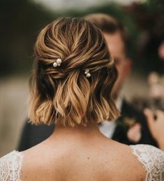 Cute Wedding Hairstyles, Short Bridal Hair, Pearl Bridal Hair, Brides Hair, Bridal Hair Pins Pearl, Hair Accessories Pearl, Wedding Hairstyles Half Up Half Down, Bridesmaid Hair Short, Short Wedding Hair