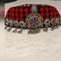 Gorgeous Halima Sultan Ertugal Hat. Beautifully Hand Made. The Size Is Amazing. It Fits My Five Year Old Daughter And Myself As Well. Perfect For A Special Occasion Or Even A Photo Shoot! Halima Sultan, Photo Shoot, Year Old, A Photo, Special Occasion, Hand Made, Womens Sizes, Women Accessories, Hats