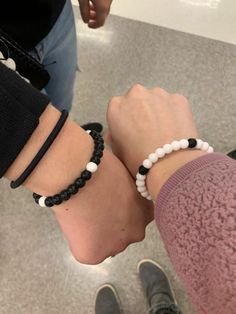 Matching Bracelet Patterns, Boyfriend Bracelet Couples, Cuartos Aesthetic, Long Distance Relationship Bracelets, Bracelets Bff, Matching Jewelry For Couples, Pulseras Kandi, Relationship Bracelets, Matching Couple Bracelets