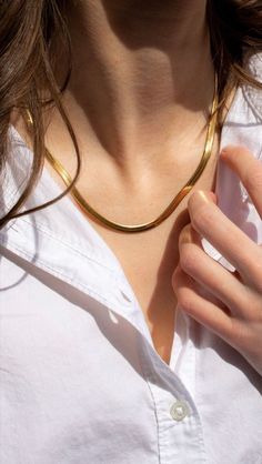 Jewelry With Outfits, Outfits With Jewelry, Gold Necklace Outfit, Fall Necklaces, Danty Necklace, Delicate Gold Jewelry, Jewelry Photography Styling, Chain Necklace Gold, Jewelry Photoshoot