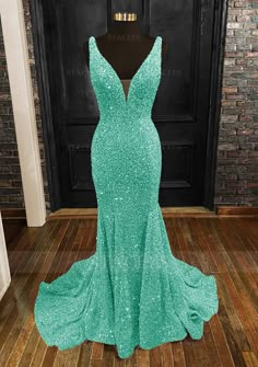 Turquoise Prom Dresses, Mint Green Prom Dress, Sweep Train Prom Dress, Cute Formal Dresses, Prom Dress Inspo, Cute Homecoming Dresses, Prom Dress Ideas, Stunning Prom Dresses, Prom Inspo