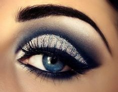 Love contrast of dark blue with the silver glitter Carnaval Make-up, How To Apply Eyeliner, Makeup Artistry, Holiday Makeup, Bohol, Eye Makeup Tips