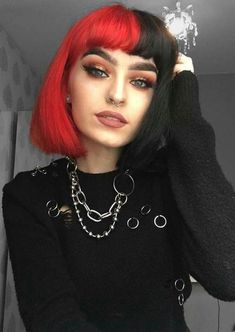 Witch Hairstyles, Short Bob Haircuts With Bangs, Half Dyed Hair, Kort Bob, Bob Haircuts With Bangs, Half And Half Hair, Two Toned Hair, Split Dyed Hair, Split Hair