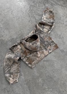 This camouflage-patterned hoodie is designed for those who appreciate a blend of style and practicality. The oversized fit and detailed camo print make it an excellent choice for outdoor activities or casual wear, providing both comfort and a rugged aesthetic. Features: Made from durable fabric, ensuring long-lasting wear and comfort. Features a detailed camouflage pattern that adds a distinct, natural look, perfect for blending in with outdoor surroundings. The oversized design allows for easy Jeans Patchwork, Fits Streetwear, Harajuku Men, Hip Hop Sweatshirts, Harajuku Fashion Street, Camouflage Hoodie, College Outfit, Womens Camo