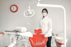 Mujer comprobando sus dientes en el espejo al dentista | Foto Gratis Dental Hospital, Health Fair, Dental Emergency, Botox Fillers, Clinic Design, Dental Insurance, Dental Services, Dental Practice