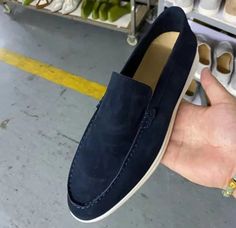 Deléitese con la elegancia y el lujo de nuestros mocasines elegantes de ante. Elaborados con suave piel de oveja, estos mocasines rezuman sofisticación y comodidad. Perfectos para cualquier ocasión, eleve su estilo con estos zapatos bellamente elaborados.

Material: piel de ante de oveja Elegant Leather Boat Shoes For Spring, Elegant Suede Boat Shoes With Leather Sole, Spring Slip-on Leather Shoes With Suede Lining, Leather Slip-on Shoes With Suede Lining, Elegant Slip-on Boat Shoes With Rubber Sole, Elegant Slip-on Boat Shoes For Business Casual, Elegant Slip-on Boat Shoes With Textured Sole, Elegant Slip-on Boat Shoes With Leather Sole, Suede Slip-on Leather Shoes For Business Casual