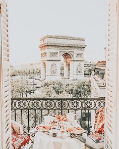 an outdoor table with food on it in front of the arc de trioe triumph