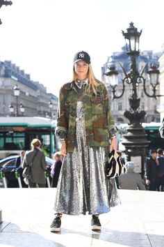 Why 2019's Camouflage Trend Is Achievable, No Matter How You'd Describe Your Style Jersey Prom Dress, Maxi Skirt Style, Street Style Edgy, Metal Clothing, Urban Street Style, Camo Jacket, Autumn Street Style