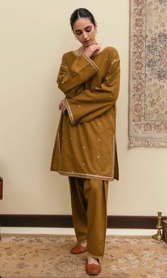 Regular Pakistani Suits, Winter Pakistani Outfits, Pakistani Winter Dresses Casual, Winter Pakistani Dresses Casual, Warm Suit Design, Pakistani Fashion Casual Winter, Pakistani Casual Dress, Ladies Kurta Designs, Winter Suits For Women Indian