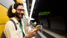 El amor propio mejora tu autoestima, la felicidad e incluso te ayuda a ser más productivo y a luchar por lo que quieres. Man Curly Hair, Hair Stock Photos, Curly Hair Men, Curly Hair