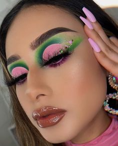 Green And Pink Makeup Ideas, Green Pink Eyeshadow Looks, Pink And Green Eyeshadow Looks, Green And Pink Eyeshadow, Green And Pink Makeup, 2023 Eyeshadow, Lime Green And Pink Eye Makeup, Crazy Eyeshadow, Edc Makeup