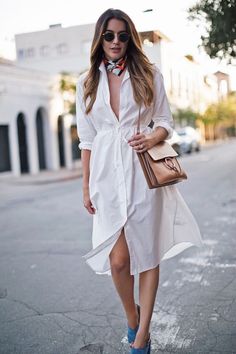 Si quieres hacer combinaciones modernas, lleva un cinturón de tela o mascada que puedan contrastar con tu vestido. White Shirt Dress Outfit, White Dress Outfit, Solid Midi Dress, Shirt Dress Outfit, Simple Retro, Summer Dress Outfits, Fashion Dresses Casual, White Shirt Dress, Little White Dresses