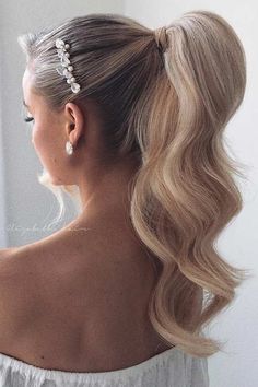 Need inspiration for gorgeous prom hairstyles for long hair? We've found 67 designs we think you might fall a little in love with. Curled Pony Tailed Hairstyle, Reception Pony Hairstyles, Bridal Pony, Gala Hair, Wedding Ponytail Hairstyles, Prom Hair Up, Bridal Ponytail, Easy And Beautiful Hairstyles